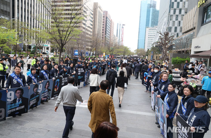 [서울=뉴시스] 조성봉 기자= 4일 오전 서울 영등포구 여의도역 입구에서 조국혁신당 비례대표 후보들과 당원들이 출근길 인사를 하며 지지를 호소하고 있다. 2024.04.04. suncho21@newsis.com