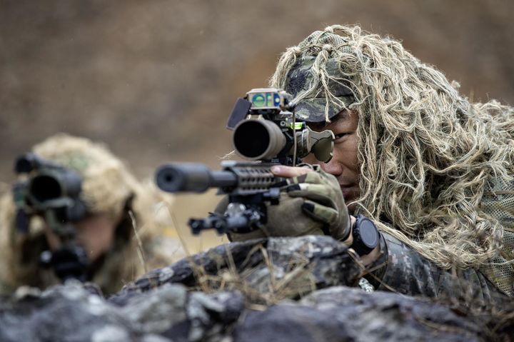[서울=뉴시스] 육군은 1군단 특공연대 저격수팀이 육군을 대표해 오는 5일부터 12일까지 미 조지아주 포트무어에 위치한 미 육군 저격수학교에서 열리는 '제24회 미 국제 저격수 대회'에 출전한다고 4일 밝혔다. 사진은 대회에 참가하는 박대운 상사가 K-14 저격용 소총으로 목표물을 조준하는 모습. (사진=육군 제공) 2024.04.04. photo@newsis.com *재판매 및 DB 금지
