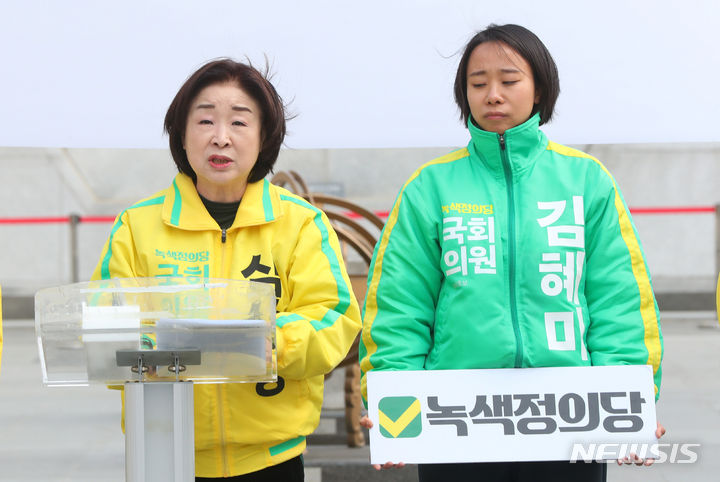 [서울=뉴시스] 김혜진 기자 = 제22대 국회의원 선거 사전투표를 하루 앞둔  4일 오전 서울 종로구 광화문광장에서 열린 특별기자회견에서 심상정 녹색정의당 공동선대위원장이 발언하고 있다. 2024.04.04. jini@newsis.com
