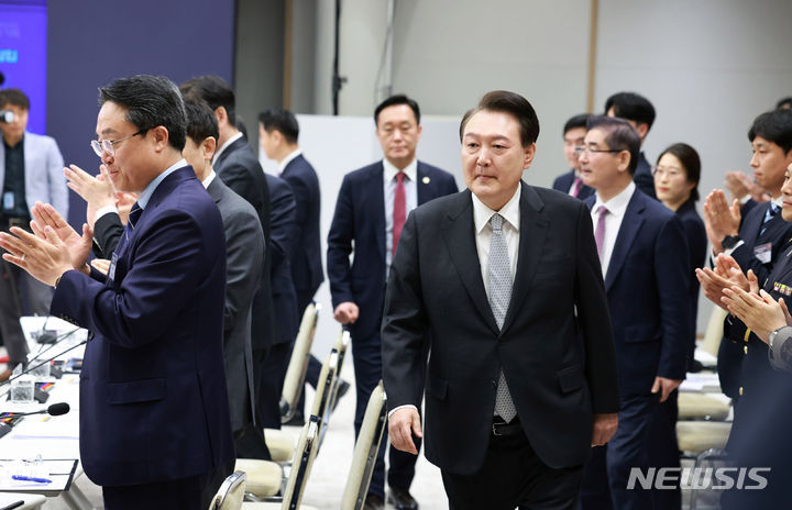[서울=뉴시스] 전신 기자 = 윤석열 대통령이 4일 서울 용산 대통령실 청사에서 열린 민생토론회 후속조치 2차 경제분야 점검회의에 입장하고 있다. (대통령실통신사진기자단) 2024.04.04. photo1006@newsis.com