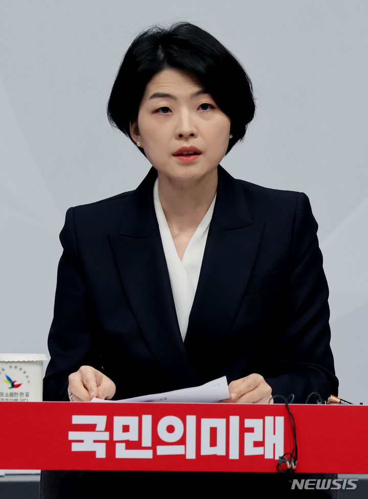 [고양=뉴시스] 김진아 기자 = 한지아 국민의미래 후보가 4일 경기 고양시 MBC 일산 드림센터에서 열린 제22대 비례대표 국회의원선거 후보자 토론회에 앞서 토론 준비를 하고 있다. 2024.04.04. bluesoda@newsis.com