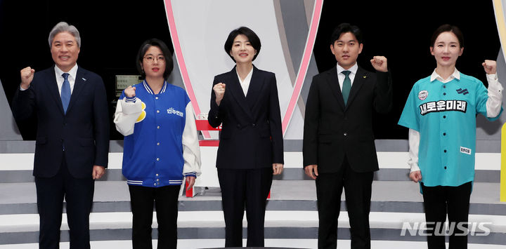 [고양=뉴시스] 김진아 기자 = 4일 경기 고양시 MBC 일산 드림센터에서 열린 제22대 비례대표 국회의원선거 후보자 토론회에 앞서 토론자들이 기념촬영을 하고 있다. 왼쪽부터 서왕진 조국혁신당 후보, 용혜인 더불어민주연합 후보, 한지아 국민의미래 후보, 허승규 녹색정의당 후보, 주찬미 새로운미래 후보. 2024.04.04. bluesoda@newsis.com