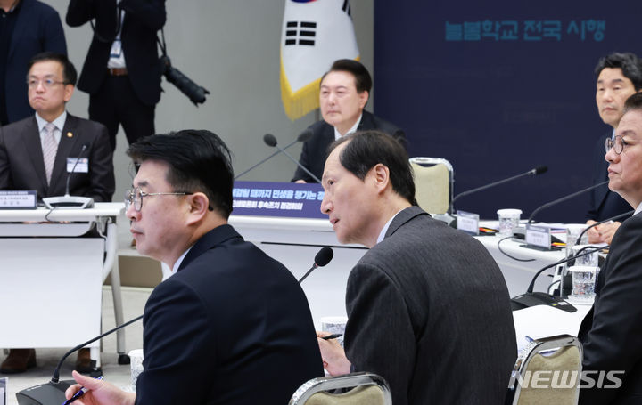 [서울=뉴시스] 전신 기자 = 이완규 법제처장이 4일 서울 용산 대통령실 청사에서 열린 민생토론회 후속조치 2차 경제분야 점검회의에서 후속 조치 입법 현황 및 추진 대책 보고를 하고 있다. (대통령실통신사진기자단) 2024.04.04. photo1006@newsis.com