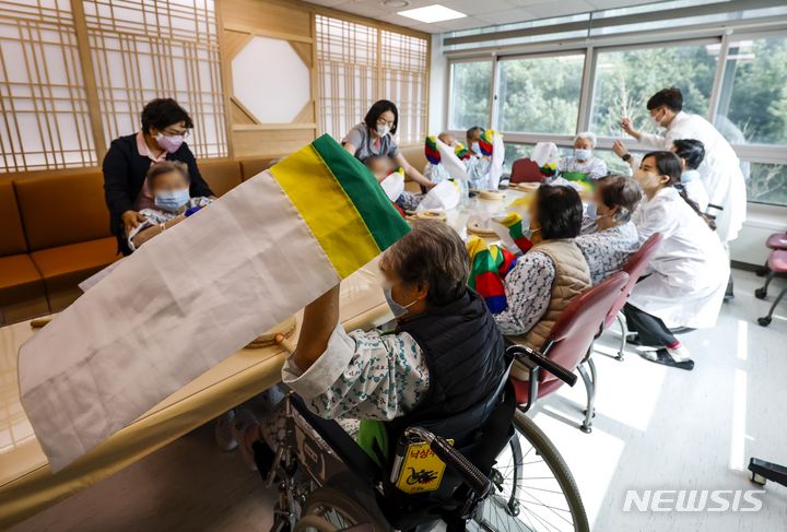 [서울=뉴시스] 정병혁 기자 = 4일 서울 은평구 서울특별시 서북병원에 개원한 치매안심병원에서 치매환자들이 음악치료 프로그램에 참여하고 있다. 2024.04.04. jhope@newsis.com