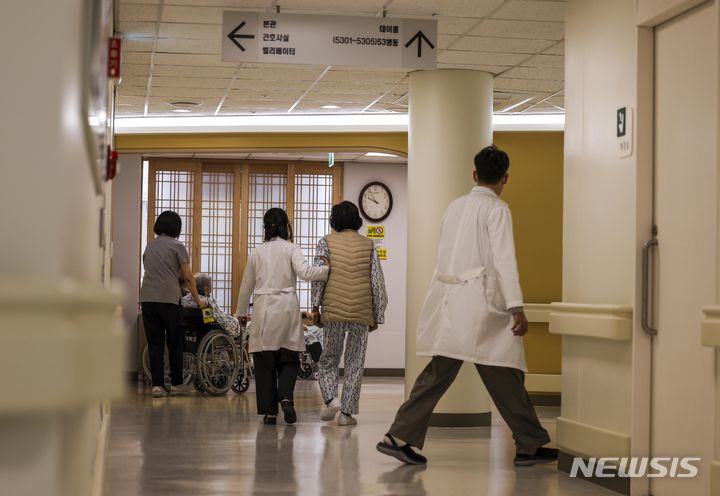 [서울=뉴시스] 정병혁 기자 = 서울 은평구 서울특별시 서북병원에 개원한 치매안심병원에서 치매환자들이 의료진과 함께 이동하고 있다. 2024.04.04. jhope@newsis.com