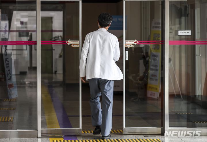 [서울=뉴시스] 정병혁 기자 = 의대정원 확대로 정부와 의사 간 갈등이 장기화 되고 있는 4일 서울시내 한 병원에서 의료진이 이동하고 있다. 2024.04.04. jhope@newsis.com