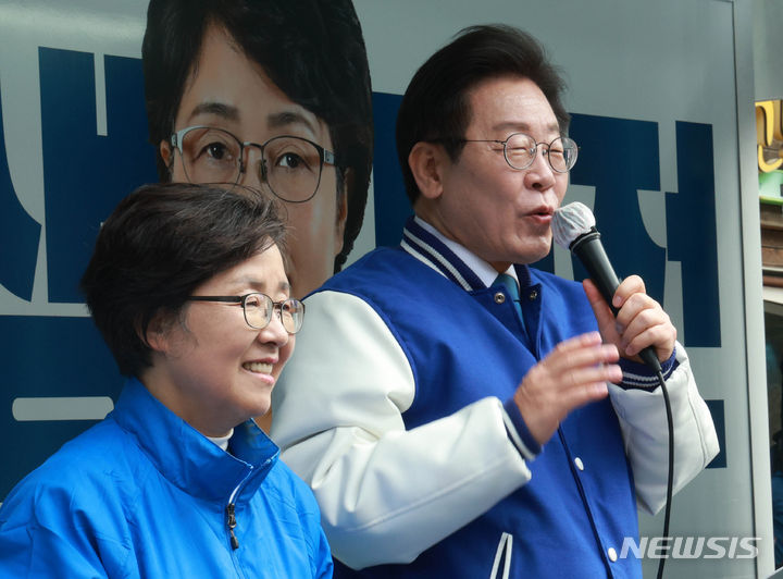 [부산=뉴시스] 고범준 기자 = 이재명 더불어민주당 대표가 4일 오전 부산 영도구 롯데하이마트 영도점 앞에서 박영미 중구영도구 후보 지지유세를 하고 있다. 2024.04.04. bjko@newsis.com