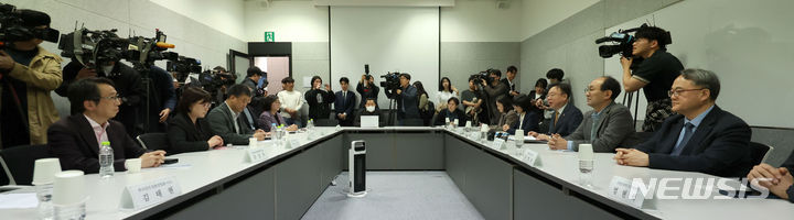 [서울=뉴시스] 김선웅 기자 = 조규홍 보건복지부 장관이 4일 서울 중구 소재 회의장에서 한국환자단체연합회, 한국희귀난치성질환연합회, 한국중증질환연합회 등 환자단체 관계자들과 간담회를 하고 있다. 2024.04.04. mangusta@newsis.com
