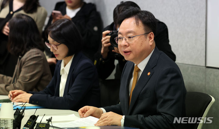 [서울=뉴시스] 김선웅 기자 = 조규홍 보건복지부 장관이 4일 서울 중구 소재 회의장에서 한국환자단체연합회, 한국희귀난치성질환연합회, 한국중증질환연합회 등 환자단체 관계자들과 간담회를 하고 있다. 2024.04.04. mangusta@newsis.com