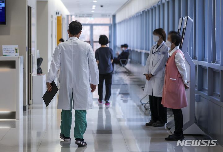 [서울=뉴시스] 정병혁 기자 = 윤석열 대통령과 현 의료 공백 사태의 중심에 서 있는 전공의가 4일 오후 만난다는 소식이 알려지면서, 환자와 그 가족들은 의료 대란이 진정될 수 있을 것이라는 기대감을 드러냈다. 사진은 이날 서울시내 대학병원에서 의료진이 이동하고 있는 모습. 2024.04.04. jhope@newsis.com
