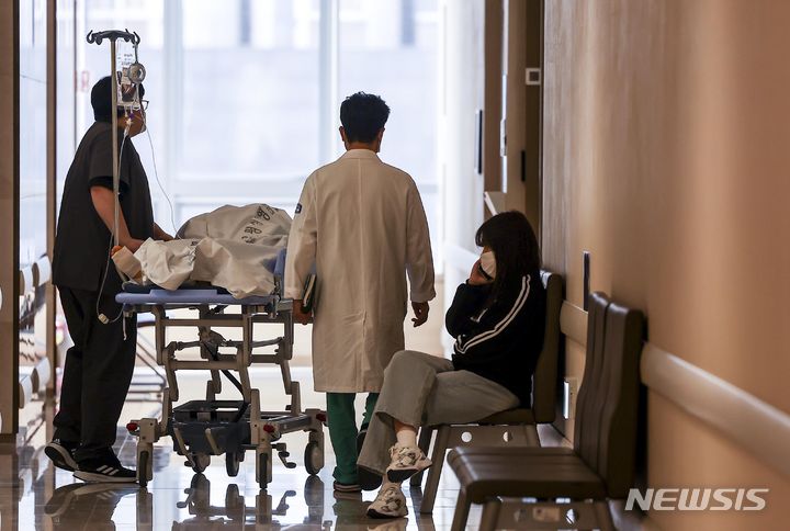 [서울=뉴시스] 정병혁 기자 = 서울시내 대학병원에서 의료진이 이동하고 있다. 2024.04.04. jhope@newsis.com