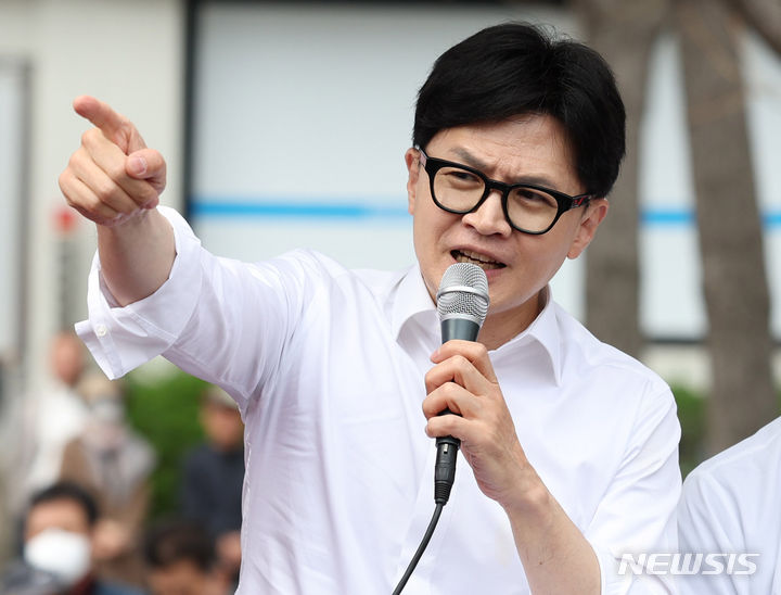 [서울=뉴시스] 추상철 기자 = 한동훈 국민의힘 비상대책위원장이 4일 오전 서울 동대문구 전농동사거리에서 열린 ‘국민의힘으로 동대문살리기’ 지원유세에서 김영우 동대문구갑, 김경진 동대문구을 후보의 지지를 호소하고 있다. 2024.04.04. scchoo@newsis.com