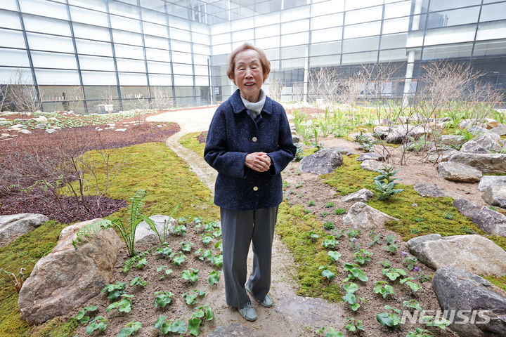 [서울=뉴시스] 박진희 기자 = 한국 1세대 조경가 정영선이 4일 서울 종로구 국립현대미술관 서울에서 자신의 삶과 작업을 되짚어 보는 '정영선: 이 땅에 숨 쉬는 모든 것을 위하여' 언론공개회를 하고 있다. 이번 전시는 60여 개 크고 작은 프로젝트에 대한 조경가의 파스텔, 연필, 수채화 그림, 청사진, 설계도면, 모형, 사진, 영상 등 아카이브 500여 점을 한 자리에서 선보이는 아카이브전이다. 2024.04.04. pak7130@newsis.com