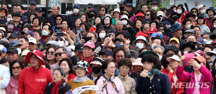 [서울=뉴시스] 추상철 기자 = 제22대 총선 사전투표일을 하루 앞둔 4일 오전 서울 동대문구 전농동사거리에서 유권자들이 국회의원 후보의 유세를 지켜보고 있다. 2024.04.04. scchoo@newsis.com