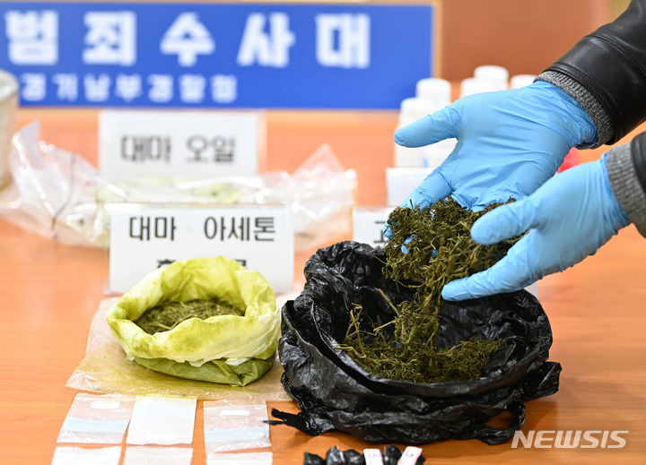 [수원=뉴시스] 김종택기자 = 경기남부경찰청 마약범죄수사대는 4일 마약류관리법위반 혐의로 30대 러시아인 A씨 등 2명을 구속하고 1명을 불구속 입건했다. 이들은 경기 안산시 한 다세대주택에 월세방을 얻고, 그 안에서 대마와 화학약품을 이용해 '해시시'라는 마약을 제조한 뒤 이른바 '던지기 수법'을 통해 유통한 것으로 확인됐다. 또한 마약을 만들면서 신종 마약인 '메페드론'을 투약하기도 했다. 사진은 이날 공개된 마약 압수품. 2024.04.04. jtk@newsis.com