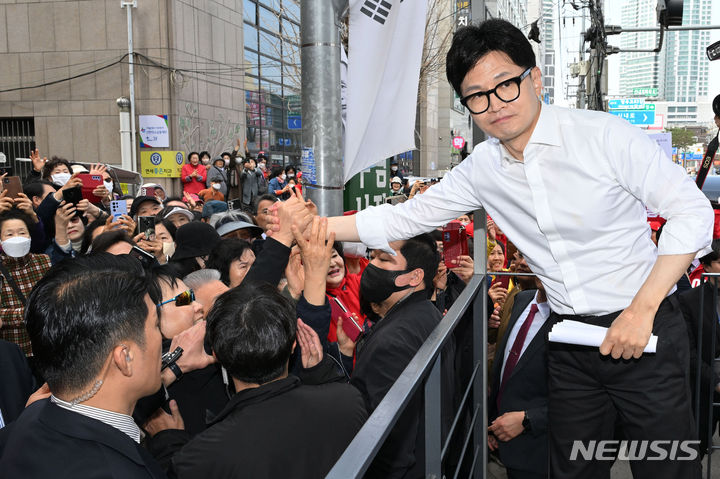 [서울=뉴시스] 추상철 기자 = 한동훈 국민의힘 비상대책위원장이 4일 오전 서울 중랑구 우림시장 앞에서 열린 ‘국민의힘으로 중랑살리기’ 지원유세에서 시민들과 인사하고 있다. (공동취재) 2024.04.04. photo@newsis.com