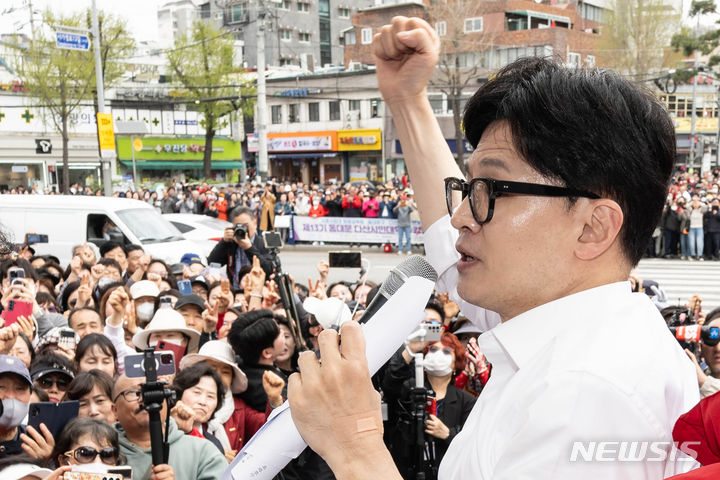[서울=뉴시스] 추상철 기자 = 한동훈 국민의힘 비상대책위원장이 4일 오전 서울 동대문구 전농동사거리에서 열린 ‘국민의힘으로 동대문살리기’ 지원유세에서 김영우 동대문구갑, 김경진 동대문구을 후보의 지지를 호소하고 있다. (공동취재) 2024.04.04. photo@newsis.com