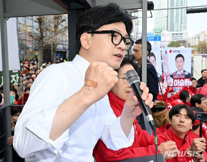 [서울=뉴시스] 추상철 기자 = 한동훈 국민의힘 비상대책위원장이 4일 오전 서울 중랑구 우림시장 앞에서 열린 ‘국민의힘으로 중랑살리기’ 지원유세에서 김삼화 중랑구갑, 이승환 중랑구을 후보의 지지를 호소하고 있다. (공동취재) 2024.04.04. photo@newsis.com