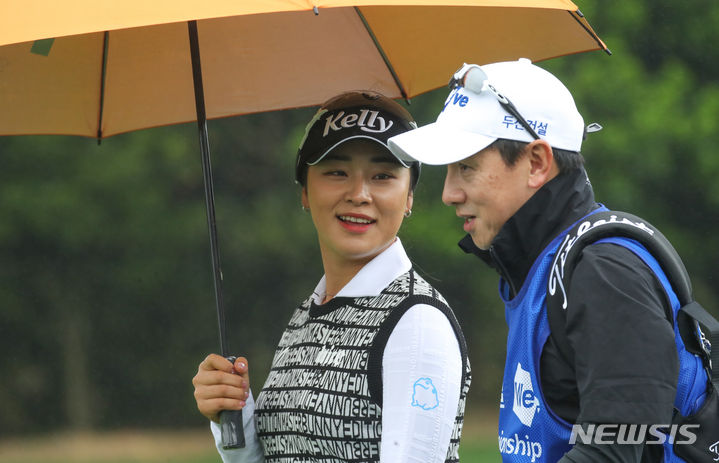 [서귀포=뉴시스] 우장호 기자 = 윤이나가 4일 제주 서귀포시 테디밸리 골프앤리조트(파72·6685야드)에서 열린 KLPGA 투어 국내 개막전 '두산건설 위브 챔피언십(총상금 12억원)' 1라운드 1번홀에서 세컨드샷을 위해 이동하고 있다. 2024.04.04. woo1223@newsis.com