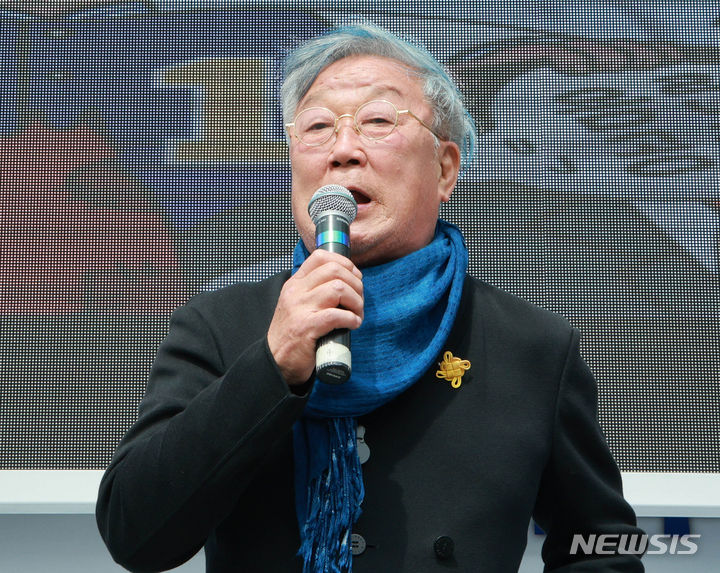 [부산=뉴시스] 고범준 기자 = 배우 명계남이 4일 부산 수영구 올리브영 부산수영로점 옆에서 유동철 수영구 후보 지지유세를 하기 전 발언하고 있다. 2024.04.04. bjko@newsis.com