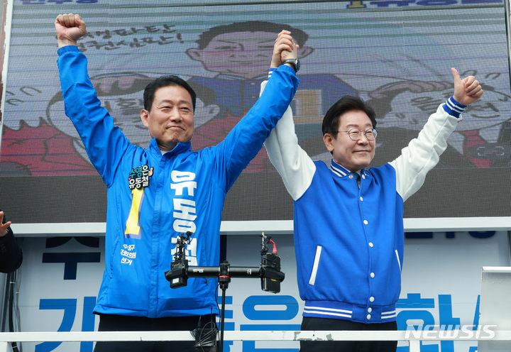 [부산=뉴시스] 고범준 기자 = 이재명 당시 더불어민주당 대표가 지난해 4월4일 부산 수영구 올리브영 부산수영로점 옆에서 유동철 수영구 후보 지지유세를 하고 있다. 2024.04.04. bjko@newsis.com