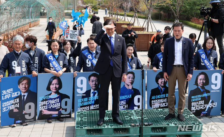 [서울=뉴시스] 이영환 기자 = 조국 조국혁신당 대표가 4일 오후 서울 용산구 효창공원역 3번출구 앞에서 열린 '검찰독재 조기종식, 서울시민과 함께' 기자회견에서 손으로 햇빛을 가리고 있다. 2024.04.04. 20hwan@newsis.com