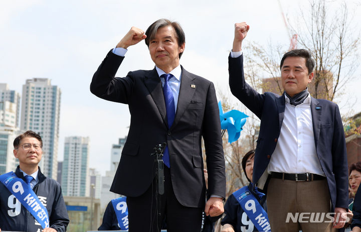 [서울=뉴시스] 이영환 기자 = 조국 조국혁신당 대표가 4일 오후 서울 용산구 효창공원역 3번출구 앞에서 열린 '검찰독재 조기종식, 서울시민과 함께' 기자회견에서 주먹을 불끈 쥐고 있다. 2024.04.04. 20hwan@newsis.com