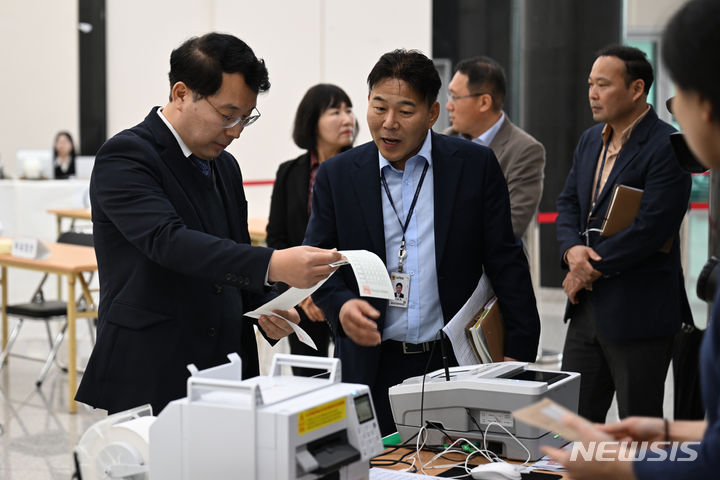 [광주=뉴시스] 박기웅 기자 = 제22대 국회의원 선거 사전투표를 하루 앞둔 4일 오후 광주시선거관리위원회와 광주 북구청 직원들이 전남대학교 컨벤셜홀 '용봉동사전투표소'에서 모의시험을 하고 있다. 2024.04.04. pboxer@newsis.com
