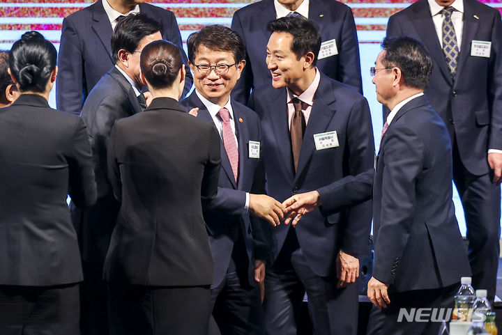 [서울=뉴시스] 정병혁 기자 = 박상우 국토교통부 장관이 4일 서울 용산구 서울드래곤시티에서 열린 철도지하화 통합개발 추진협의체 출범식에서 오세훈 서울시장, 박형준 부산시장, 유정복 인천시장 등 참석자들과 인사를 하고 있다. 2024.04.04. jhope@newsis.com