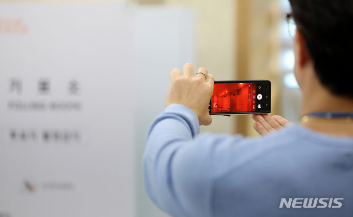 [대구=뉴시스] 이무열 기자 = 지난 4일 대구 서구 상중이동사전투표소에서 선관위 관계자가 불법카메라 사전 점검을 하고 있다. 2024.04.04. lmy@newsis.com