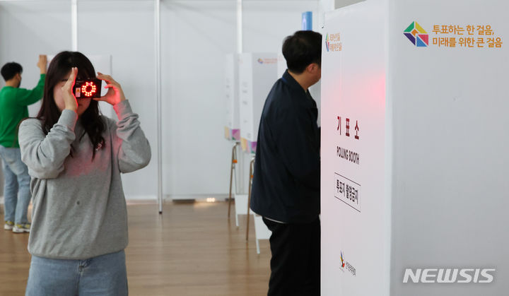 [인천공항=뉴시스] 최진석 기자 = 제22대 국회의원선거 사전투표일을 하루 앞둔 4일 인천국제공항 제1터미널에 마련된 운서동 제2 사전투표소를 찾아 인천 중구 선거관리위원회 관계자들이 불법 촬영 탐지 장비 등을 활용해 막바지 점검을 하고 있다. 사전투표는 5일부터 6일까지 양일간 진행된다. 2024.04.04. myjs@newsis.com