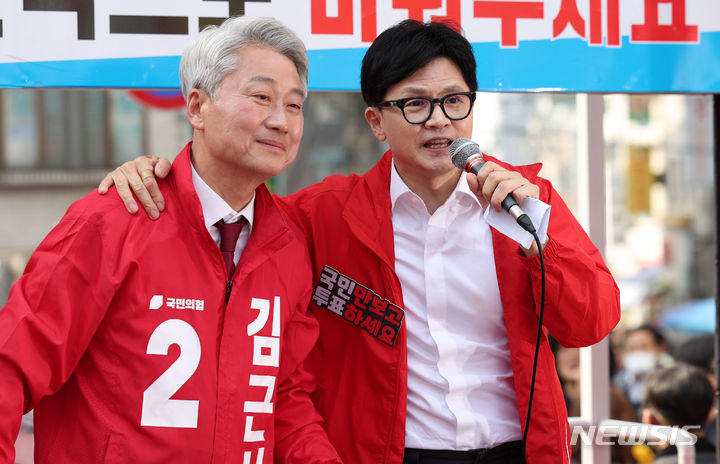 [서울=뉴시스] 추상철 기자 = 한동훈 국민의힘 비상대책위원장이 4일 오후 서울 송파구 마천시장 앞에서 열린 ‘국민의힘으로 송파살리기’ 지원유세에서 김근식 송파구병 후보의 지지를 호소하고 있다. 2024.04.04. scchoo@newsis.com