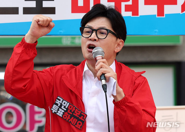 [서울=뉴시스] 추상철 기자 = 한동훈 국민의힘 비상대책위원장이 4일 오후 서울 송파구 마천시장 앞에서 열린 ‘국민의힘으로 송파살리기’ 지원유세에서 김근식 송파구병 후보의 지지를 호소하고 있다. 2024.04.04. scchoo@newsis.com