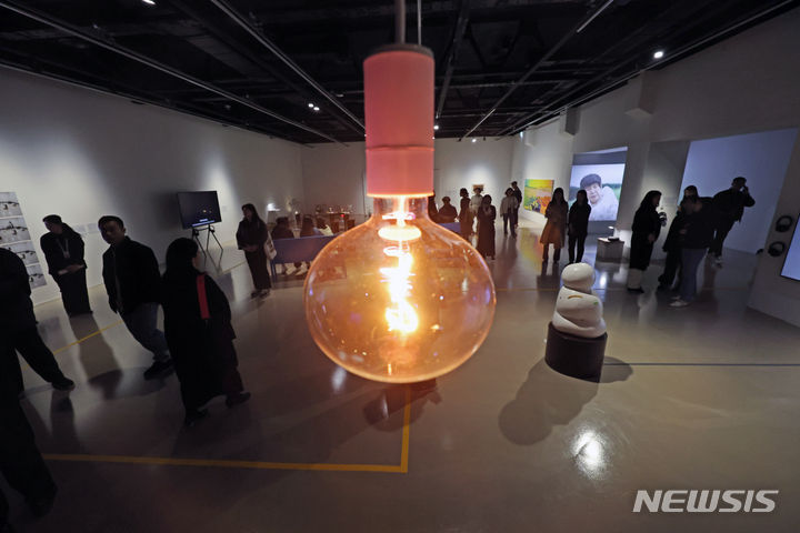 [서울=뉴시스] 박진희 기자 =4일 한국문화예술위원회 아르코미술관은 2024년 첫 전시 '여기 닿은 노래' 언론공개회를 개최했다. 2024.04.04. pak7130@newsis.com