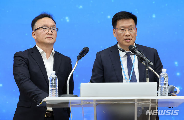 [서울=뉴시스] 김금보 기자 = 이호진(왼쪽) 금융감독원 중소금융검사 2국 국장과 이승권 새마을금고중앙회 검사감독 2본부 본부장이 4일 서울 강남구 새마을금고중앙회본부에서 편법 대출 의혹이 제기된 양문석 더불어민주당 후보 딸의 대구 수성새마을금고 사업자대출과 관련한 금융감독원-새마을금고중앙회 공동검사에 대한 중간 브리핑을 하고 있다. 2024.04.04. kgb@newsis.com