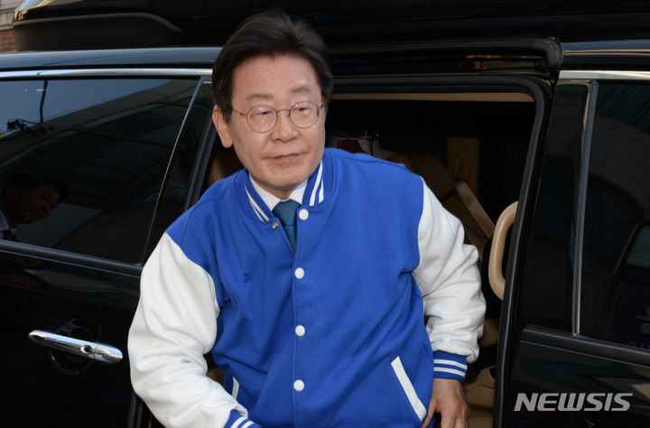 [울산=뉴시스] 배병수 기자 = 이재명 더불어민주당 대표가 4일 오후 울산 동구 대송시장  앞에서 김태선 동구 후보 지지유세를 하기 위해 차량에서 내리고 있다. 2024.04.04. bbs@newsis.com