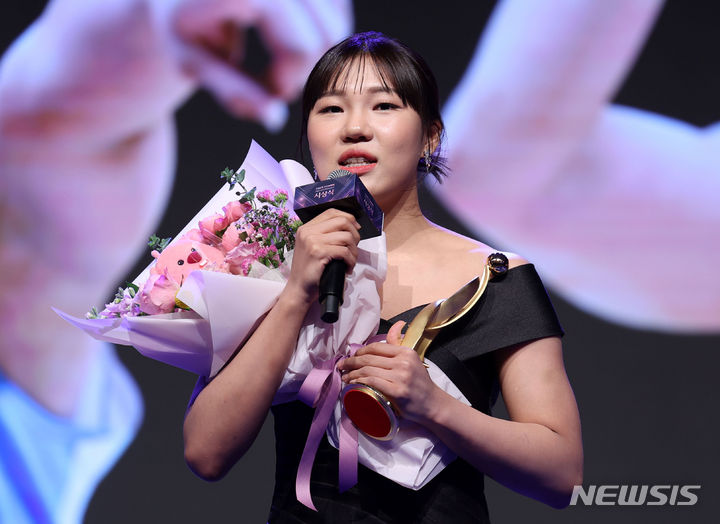 [서울=뉴시스] 김선웅 기자 = 우리은행 박지현 선수가 4일 서울 여의도 63컨벤션센터에서 열린 우리은행 우리WON 2023-2024 여자프로농구 시상식에서 BEST 5 가드부문 수상 소감을 말하고 있다. 2024.04.04. mangusta@newsis.com