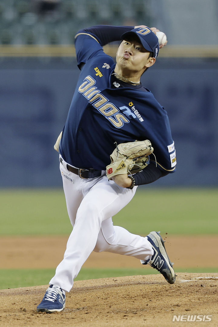 [서울=뉴시스] 최동준 기자 = 4일 서울 송파구 잠실야구장에서 열린 2024 KBO리그 NC 다이노스 대 LG 트윈스의 경기, NC 선발 김시훈이 공을 던지고 있다. 2024.04.04. photocdj@newsis.com