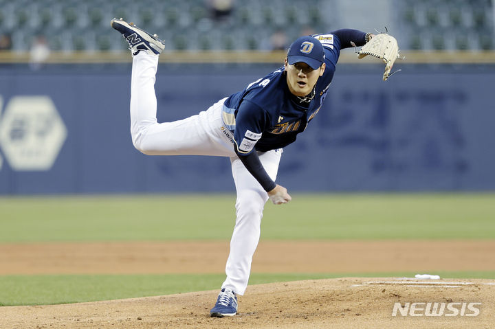 [서울=뉴시스] 최동준 기자 = 4일 서울 송파구 잠실야구장에서 열린 2024 KBO리그 NC 다이노스 대 LG 트윈스의 경기, NC 선발 김시훈이 공을 던지고 있다. 2024.04.04. photocdj@newsis.com
