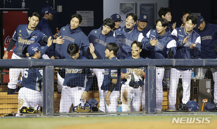 [서울=뉴시스] 최동준 기자 = 4일 서울 송파구 잠실야구장에서 열린 2024 KBO리그 NC 다이노스 대 LG 트윈스의 경기, 2회초 2사 2루 상황 NC 데이비슨이 1타점 적시타 때 득점한 권희동이 동료들과 하이파이브하고 있다. 2024.04.04. photocdj@newsis.com