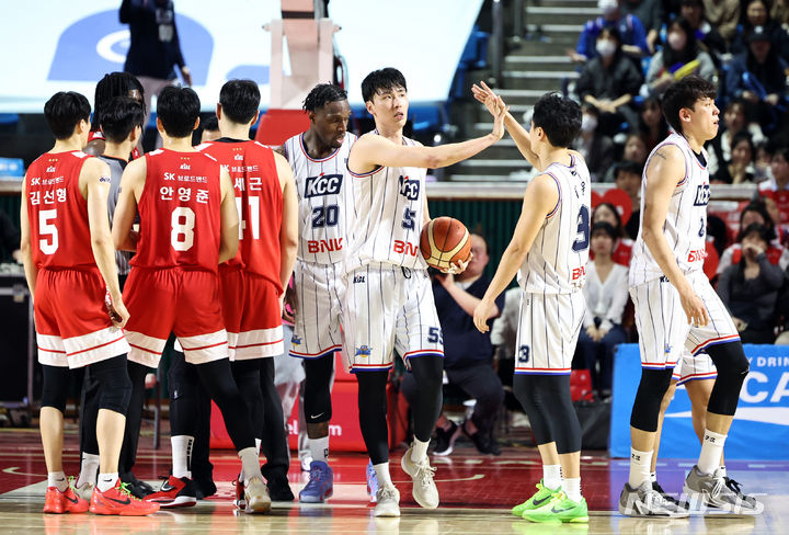 [서울=뉴시스] 김금보 기자 = 4일 서울 송파구 잠실학생체육관에서 열린 프로농구 2023~2024 KBL 6강 플레이오프 서울 SK와 부산 KCC의 경기, 4쿼터 KCC 송교창이 파울을 얻어내고 허웅과 하이파이브를 하고 있다. 2024.04.04. kgb@newsis.com