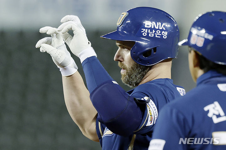 [서울=뉴시스] 최동준 기자 = 4일 서울 송파구 잠실야구장에서 열린 2024 KBO리그 NC 다이노스 대 LG 트윈스의 경기, 7회초 NC 선두타자 데이비슨이 안타를 친 뒤 세리머니하고 있다. 2024.04.04. photocdj@newsis.com