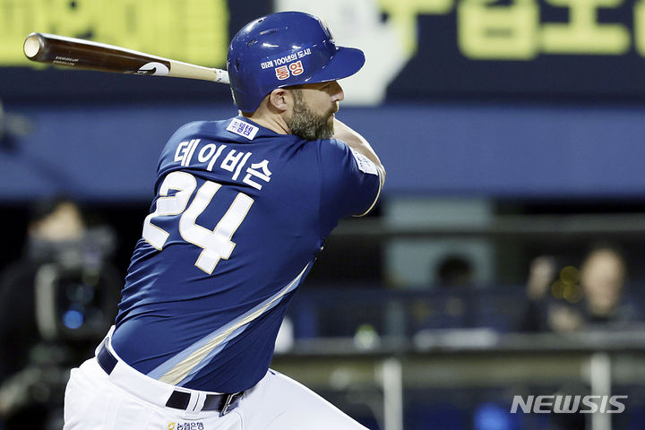 [서울=뉴시스] 최동준 기자 = 지난 4월4일 서울 송파구 잠실야구장에서 열린 2024 KBO리그 NC 다이노스 대 LG 트윈스의 경기, 7회초 NC 선두타자 데이비슨이 안타를 치고 있다. 2024.04.04. photocdj@newsis.com