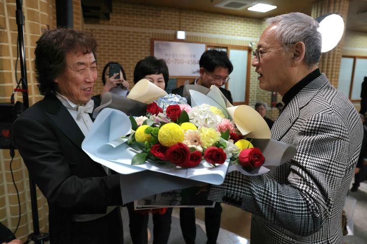 [서울=뉴시스] 고승민 기자 = 유인촌 문화체육관광부 장관이 4일 ‘로컬100’으로 선정된 충북 제천 배론성지의 대성당에서 열린 '말러 천상의 삶' 충북도립교향악단 특별연주회를 관람하고 지휘를 맡은 충북도립교향악단 임헌정 예술감독에게 꽃다발을 전달하고 있다. (사진=문화체육관광부 제공) 2024.04.04. photo@newsis.com *재판매 및 DB 금지