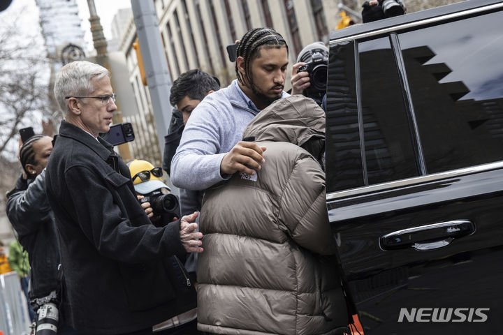 [뉴욕=AP/뉴시스] 토트넘의 구단주 조 루이스(87)가 내부 정보 유출 등 혐의로 미국 맨해튼 연방법원으로부터 벌금형을 4일(현지시각) 선고받았다고 가디언이 이날 보도했다. 사진은 법정을 떠나는 루이스의 모습. 2024.04.05.