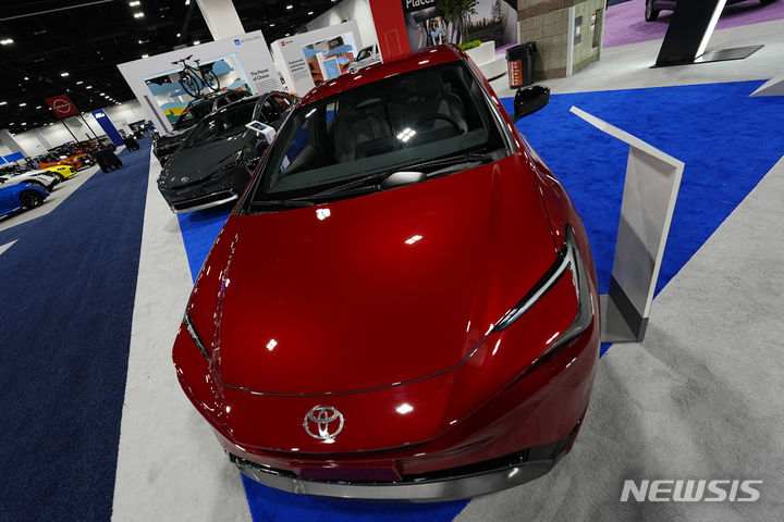 [덴버=AP/뉴시스]2024년형 프리우스 세단이 4일(현지시각) 미국 덴버에서 열린 덴버 오토쇼의 도요타 전시장에 전시돼 있다. 2024.04.17.