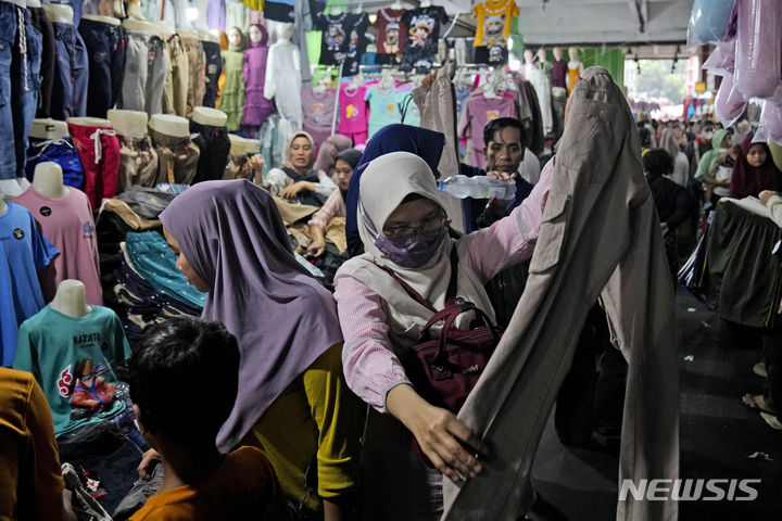 [자카르타=AP/뉴시스] 인도네시아 자카르타에 있는 시장에서 무슬림 여성들이 옷을 고르고 있다. 자료사진. 2025.02.03 
