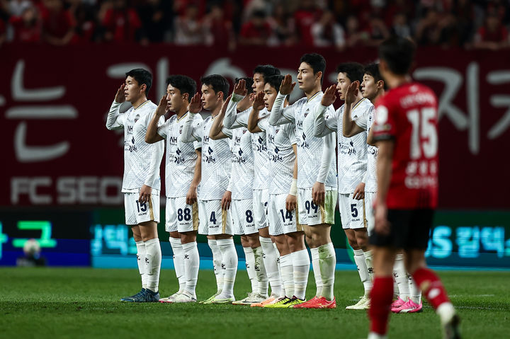 거수경례하는 김천상무 선수단 (사진=김천상무 제공) *재판매 및 DB 금지