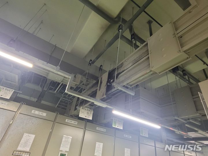 [제주=뉴시스] 4일 오후 제주국제공항 지하 변전실에서 연기가 발생해 소방당국이 출동했다. (사진=제주소방안전본부) 2024.04.05. photo@newsis.com