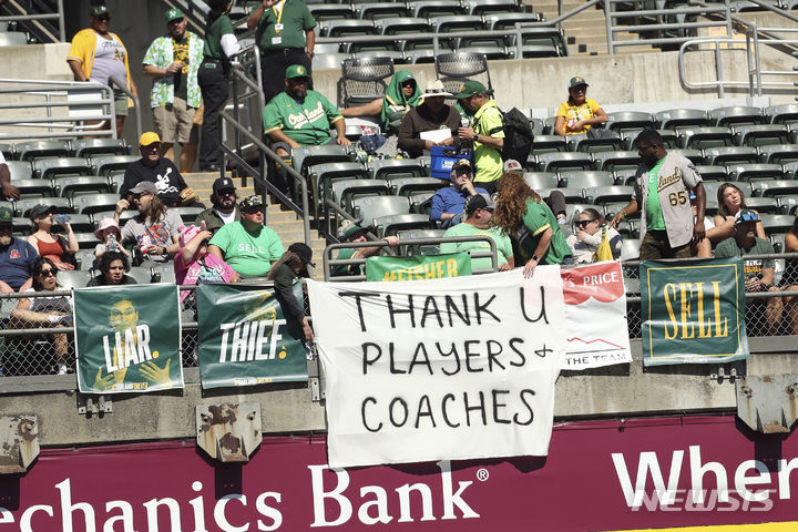 [오클랜드=AP/뉴시스] 애슬레틱스의 연고지 이전에 반대하는 오클랜드 팬들. 2023.09.25 *재판매 및 DB 금지